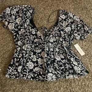 Mi ami francesca’s tie front tie back blouse black floral tropical new with tags